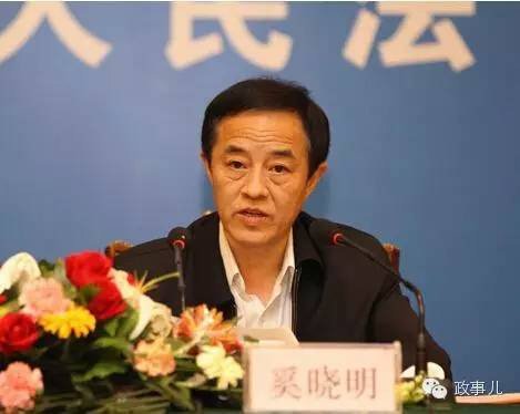 “政事儿”(微信ID：gcxxjgzh)发现，对军队腐败的全面查处在过去也未曾出现过，十八大后至今，已经有四十多名军级以上的“军老虎”被查，包括已经退休了的两名中央军委前副主席，以及现役的成都军区副司令员杨金山和兰州军区副政委范长秘等高级将领被拉下马。