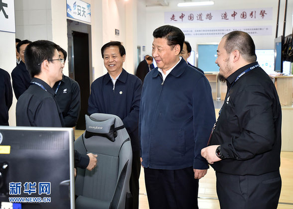 2016年5月23日至25日，中共中央总书记、国家主席、中央军委主席习近平在黑龙江考察调研。这是5月25日上午，习近平在哈尔滨安天科技股份有限公司听取科技人员介绍网络安全技术研发情况。新华社记者李涛摄