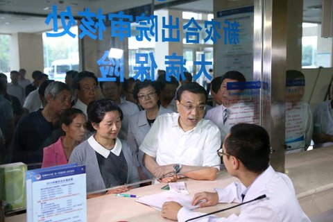 历次基层考察中，李克强也在不同省份、地区实地感知这张“保障网”是否足够“牢固”。在赤峰太平庄村民温树成家中，他细问低保、养老保险有多少，怎么领，还查看老两口的社保卡以作确认。考察河南期间，李克强专程来到河南科技大学第一附属医院新区医院了解大病保险推行情况。
