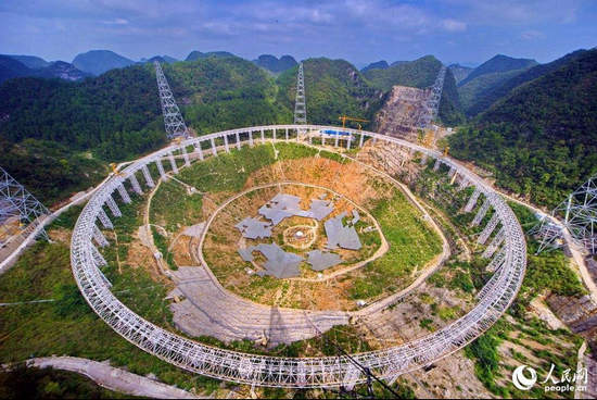 原文配图：中国造世界最大射电望远镜。