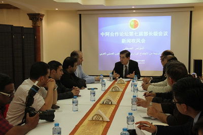 2016年5月8日，中国驻卡塔尔大使李琛举行吹风会，介绍王毅外长即将访问卡塔尔并出席在多哈举行的中阿合作论坛第七届部长级会议有关情况。卡塔尔通讯社、半岛电视台、《旗帜报》、《祖国报》、《东方报》、《阿拉伯人报》等多家卡主流媒体记者出席。