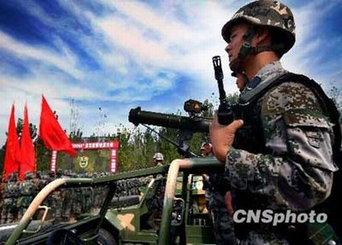 资料图：解放军前锋-2009A迎外演习，空降兵参加誓师大会。