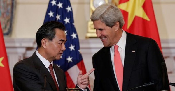 资料图：中国外交部长王毅在与美国国务卿克里。