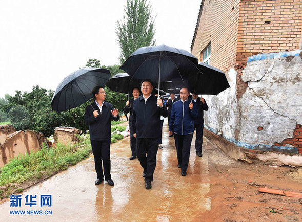 2016年7月18日至20日，中共中央总书记、国家主席、中央军委主席习近平在宁夏调研考察。这是7月18日下午，习近平在宁夏固原市泾源县大湾乡杨岭村考察脱贫攻坚工作。新华社记者李涛摄
