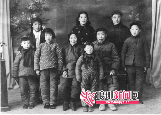 訾忠(后排右一)年轻时和家人的合影。