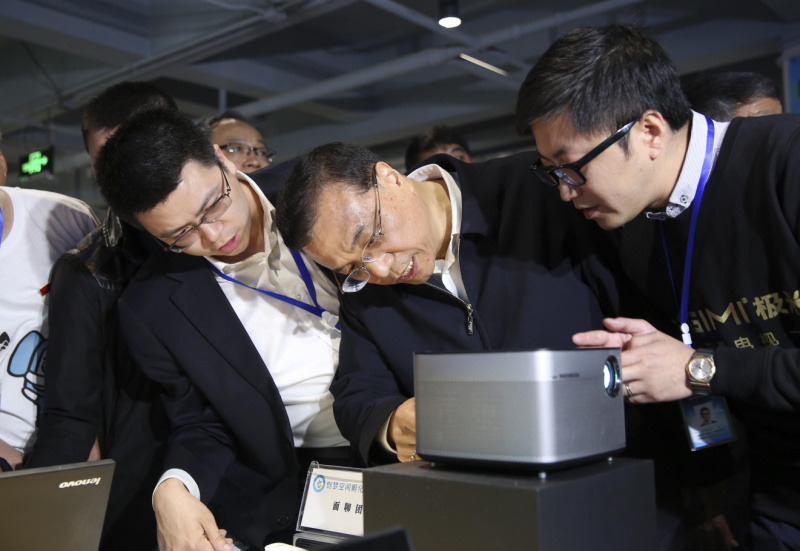 李克强来到四川大学望江校区考察，积极评价学校在高分子材料等领域取得诸多创新成果。在就业指导中心，他同招聘企业和毕业生们互动交流，了解今年就业市场情况，叮嘱学校不仅要努力建设世界一流学科，更要在做好毕业生就业中尽更大责任。