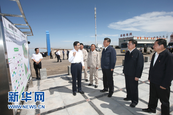 这是8月22日下午，习近平在青海盐湖工业股份有限公司盐湖码头听取盐湖资源综合利用和柴达木盆地发展循环经济情况介绍。 新华社记者 庞兴雷摄