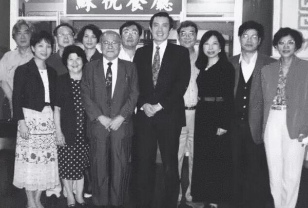 一九九七年陈明忠夫妇宴邀刚卸任“法务部长”回政治大学任教的马英九，感谢他当年协助安排保外就医。