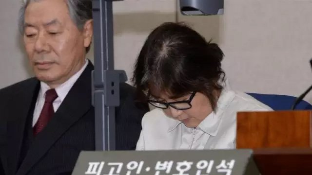 随着媒体披露的猛料越来越多，“亲信干政门”由此爆发，大批韩国民众走上街头抗议，朴槿惠的支持率跌至谷底。
