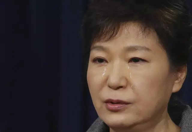 被中止行驶总统职权93天后，这个竞选时宣称嫁给国家的女人，终究还是没能逃脱弹劾的命运。
